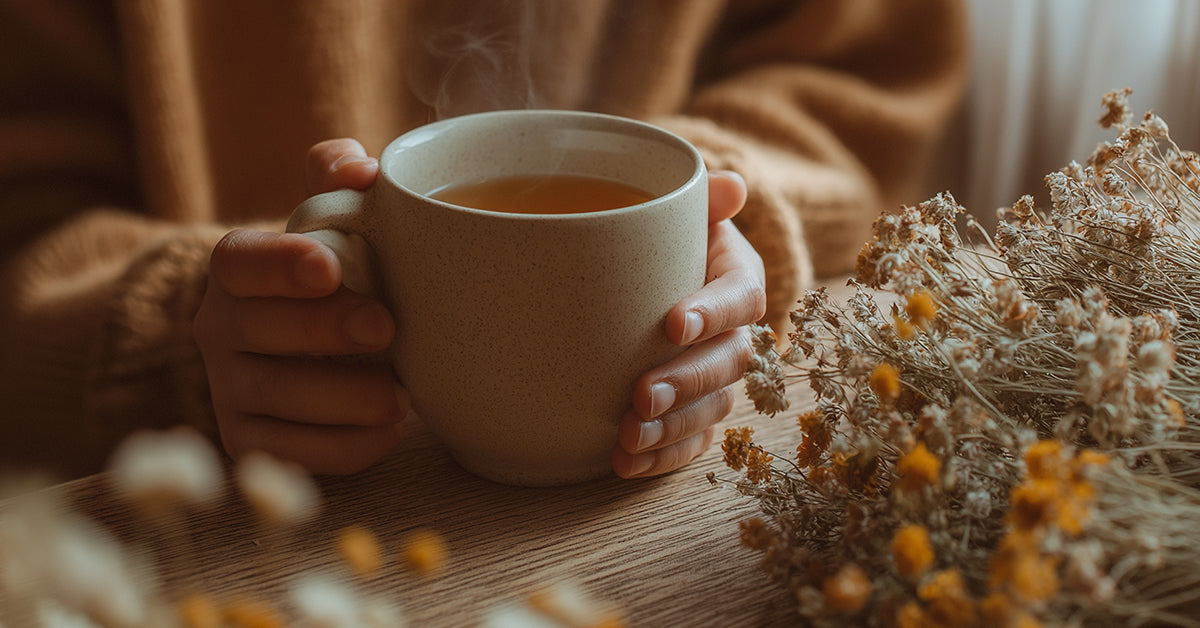 "Kruidenthee Golden Hour met kurkuma, gember en citrustonen in warm sfeervol licht, ideale wellness thee voor balans